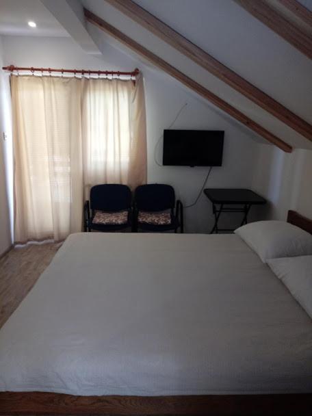 Guesthouse Marton Jezerce Exterior photo